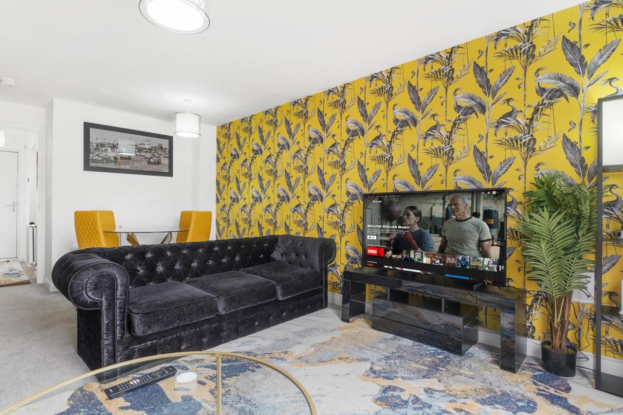 Luxury 2 Bed House City Centre ✘ Bbq & Garden ☆ Family Friendly→ Swingball & Outdoor Furniture - Free Parking → With 50 Inch Smart Tv, Free Netflix & Wifi ✘ Comfy Seating Area - By Maevela Бирмингем Экстерьер фото