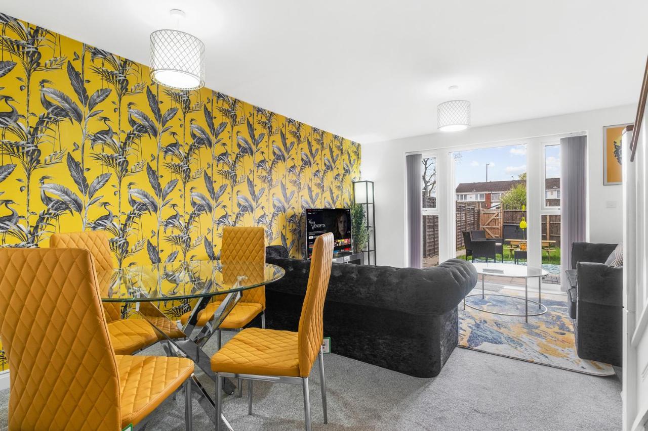 Luxury 2 Bed House City Centre ✘ Bbq & Garden ☆ Family Friendly→ Swingball & Outdoor Furniture - Free Parking → With 50 Inch Smart Tv, Free Netflix & Wifi ✘ Comfy Seating Area - By Maevela Бирмингем Экстерьер фото