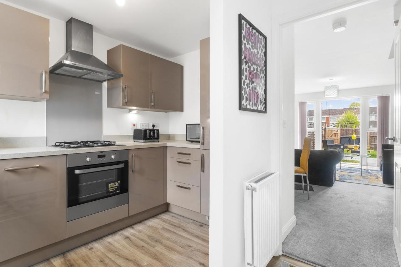 Luxury 2 Bed House City Centre ✘ Bbq & Garden ☆ Family Friendly→ Swingball & Outdoor Furniture - Free Parking → With 50 Inch Smart Tv, Free Netflix & Wifi ✘ Comfy Seating Area - By Maevela Бирмингем Экстерьер фото